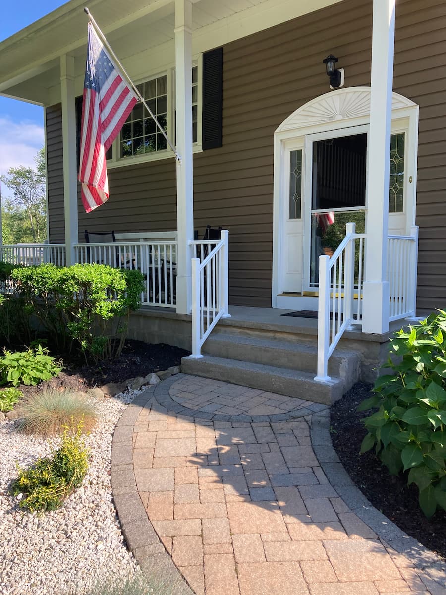 White Vanguard aluminum porch railing in middletown ny square balusters 1 lr