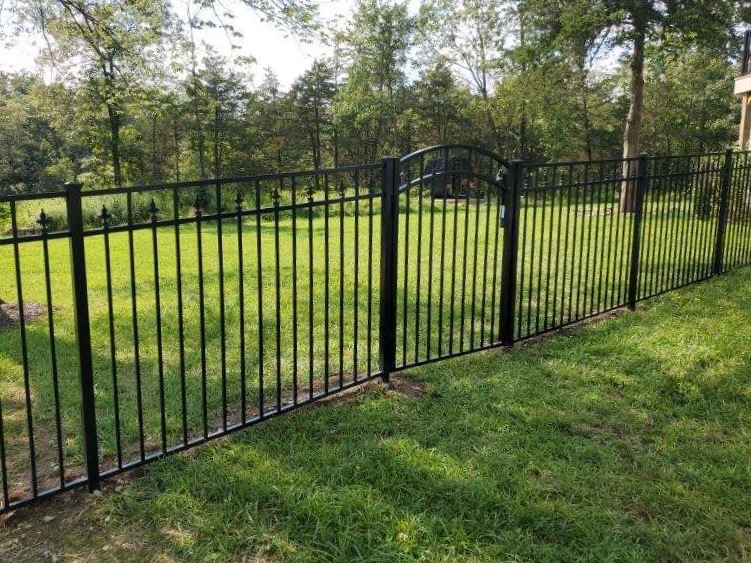 Vanguard d2 aluminum fence in warwick ny with fleur de lis finials 1