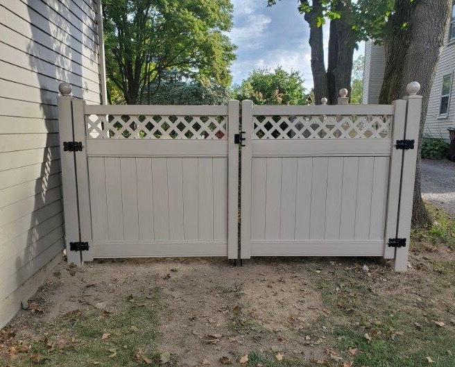 Landmark Vinyl Fence in Warwick NY With Lattice